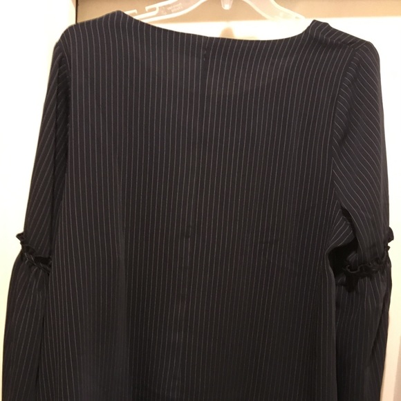 18/20 LN navy blue and white thin striped blouse - Picture 2 of 5